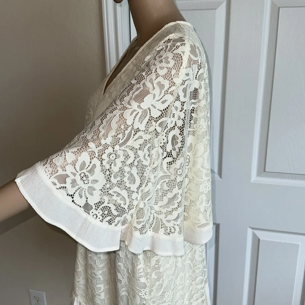 NWT TORRID Cream Lace V-Neck Romper Size 2. - Picture 4 of 16